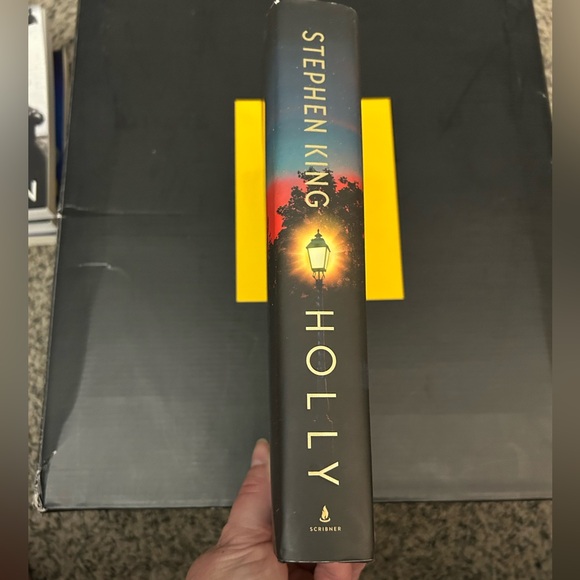 Stephen King’s Holly Hardback Book. Amazing mystery, thriller & suspense tale. - Picture 3 of 4